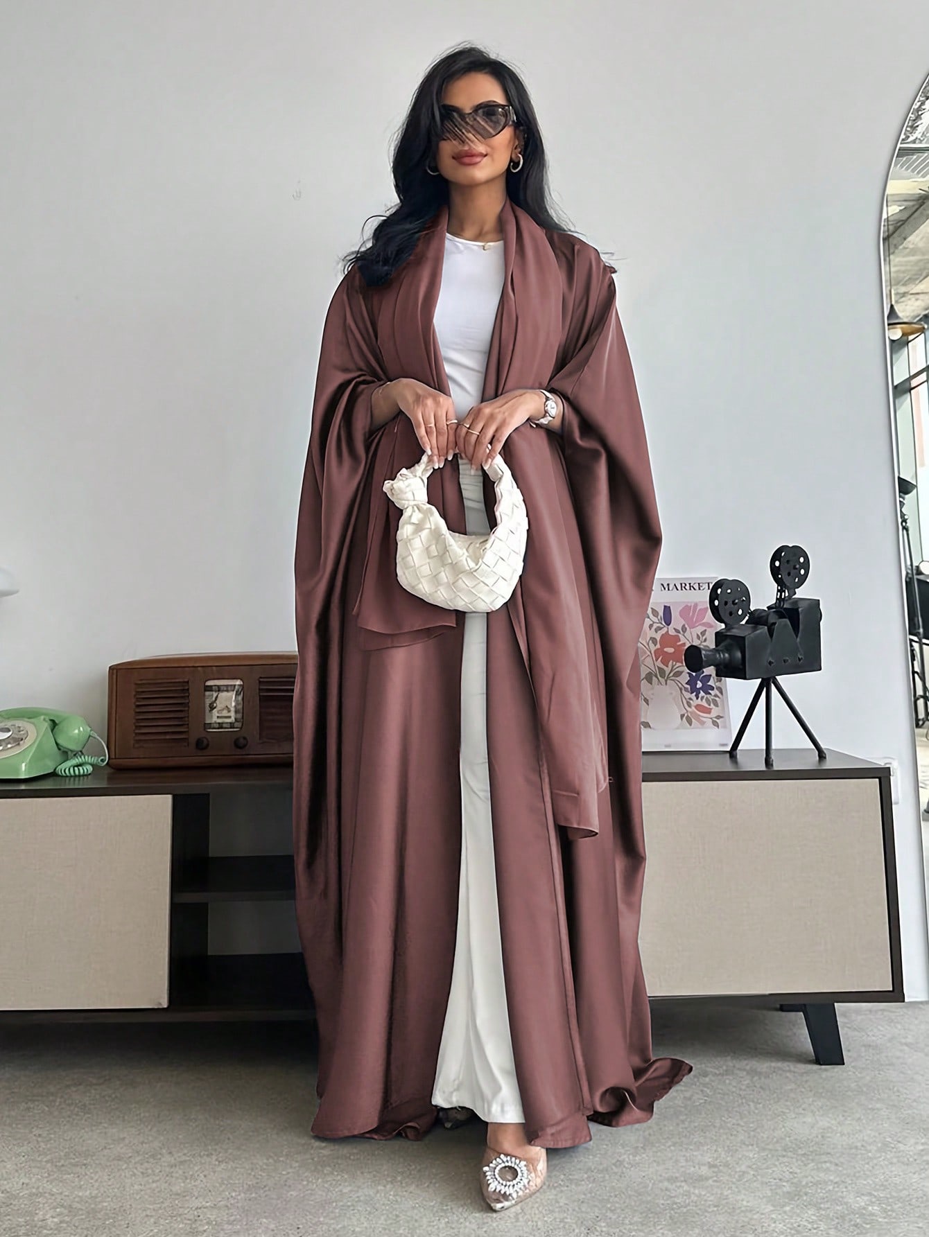 عباءة فضفاضة طويلة بأكمام على شكل خفاش ذات لون ساد...