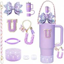 9 accesorios para vasos de 900 ml y 1100 ml con asa. Incluye cadena con iniciales, correa para el asa de la botella, lazo decorativo para la pajita, tapa para la pajita, funda para el vaso, tapón antiderrames, pegatina. Imprescindibles para San Valentín y útiles escolares.