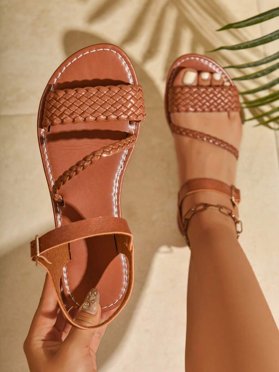 Sandalias planas para mujer, sandalia de estilo clásico con correa trenzada de ajuste más ancho, versátil para exterior, simple, liviana y casual para la playa - Marrón - Ver 1