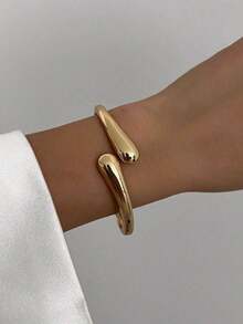 1 Stück Retro minimalistisches asymmetrisches Metall-Wassertropfen-Schlangen-Armband, personalisiertes übertriebenes geometrisches abstraktes Design Luxus elegantes Armband, geeignet für den täglichen Arbeitsweg von Frauen, Urlaubsgeschenke, Treffen mit Freunden und Bankette, Mode Straßenfotografie, Mode-Show-Accessoires