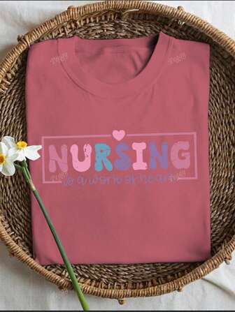 Le métier d'infirmière est un travail sincère - T-shirt imprimé de lettres colorées minimaliste, t-shirt d'appréciation des infirmières, hauts à manches courtes pour femmes pour l'été