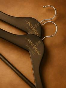 1PC定制深色木质婚礼衣架，可雕刻姓名和日期，优雅实用，适合新郎新娘、结婚纪念日、伴郎伴娘礼物等场合，展现婚礼细节的质感，是婚礼和节假日送礼的精美选择。 - 彩色 - 查看 3