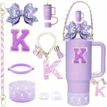 9 accesorios para vasos de 900 ml y 1100 ml con asa. Incluye cadena con iniciales, correa para el asa de la botella, lazo decorativo para la pajita, tapa para la pajita, funda para el vaso, tapón antiderrames, pegatina. Imprescindibles para San Valentín y útiles escolares.