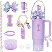 9 accesorios para vasos de 900 ml y 1100 ml con asa. Incluye cadena con iniciales, correa para el asa de la botella, lazo decorativo para la pajita, tapa para la pajita, funda para el vaso, tapón antiderrames, pegatina. Imprescindibles para San Valentín y útiles escolares.