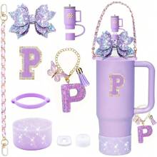 9 accesorios para vasos de 900 ml y 1100 ml con asa. Incluye cadena con iniciales, correa para el asa de la botella, lazo decorativo para la pajita, tapa para la pajita, funda para el vaso, tapón antiderrames, pegatina. Imprescindibles para San Valentín y útiles escolares.