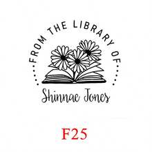 Personalisierter Buchprägestempel (1 Stück), individueller Buchprägestempel, Prägestempel "Aus der Bibliothek", Geschenk für Bücherliebhaber, Bibliotheksprägestempel, Logoprägestempel, personalisierter Hochzeitsprägestempel, Papierprägestempel, Valentinstagsgeschenk, Handprägestempel, multifunktional, dekorativ, wiederverwendbar, modern, bunt, niedlich, Vintage, Cartoon, Kawaii, individuell, personalisiert, einzigartig, maßgeschneidert, für Mitarbeiter, Kunden, Studenten, für Büro/Arbeit/Schule, Bürodekoration