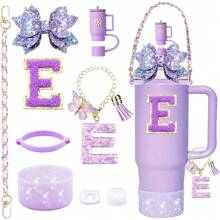 9 accesorios para vasos de 900 ml y 1100 ml con asa. Incluye cadena con iniciales, correa para el asa de la botella, lazo decorativo para la pajita, tapa para la pajita, funda para el vaso, tapón antiderrames, pegatina. Imprescindibles para San Valentín y útiles escolares.