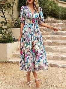 Sukienka z dekoltem w serek i kwiatowym nadrukiem