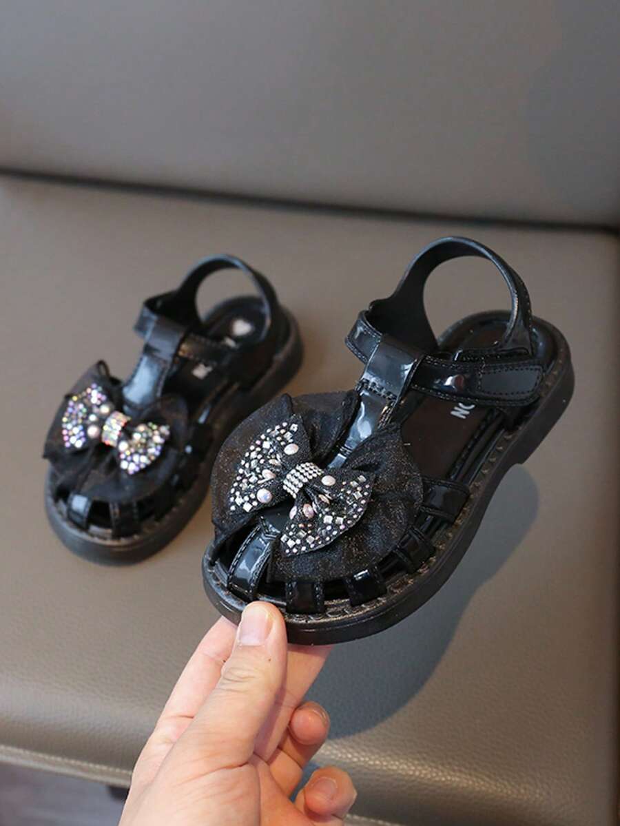 1双女童时尚蝴蝶结水钻凉鞋，公主风闭趾软底防滑幼儿/小童夏季沙滩鞋 - 黑色 - 查看 1