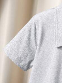 Set de două piese pentru băieți, stil sport, casual, cu un model cu câini mici, combinat cu un design cu dungi roșii, albe și albastre, set de tricou cu guler POLO, pantaloni scurți, confecționat din material confortabil, potrivit pentru ținute casual zilnice în aer liber, vara.