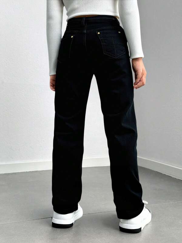 Pantalón infantil de corte recto en color negro en mezclilla con detalles de botones dorados y bordados decorativos en la parte frontal y desgaste. Este diseño combina frescura y comodidad, ideal para crear looks sofisticados y urbanos. Confeccionado en mezclilla