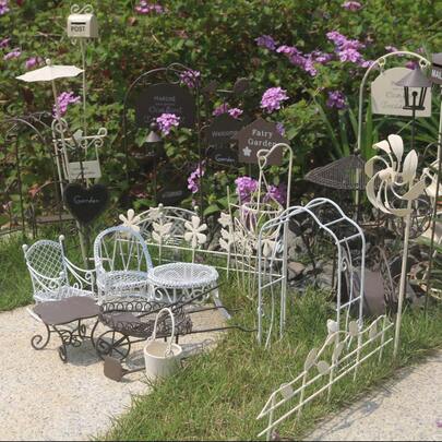 仙女花园配件微型金属家具套装，适用于室内外花盆装饰娃娃屋花园装饰迷你桌椅多肉植物盆栽装饰DIY微景观配件仙女屋装饰小花园铁艺家具，带拱门、风车、路标、邮箱、栅栏、雨伞、花盆篮