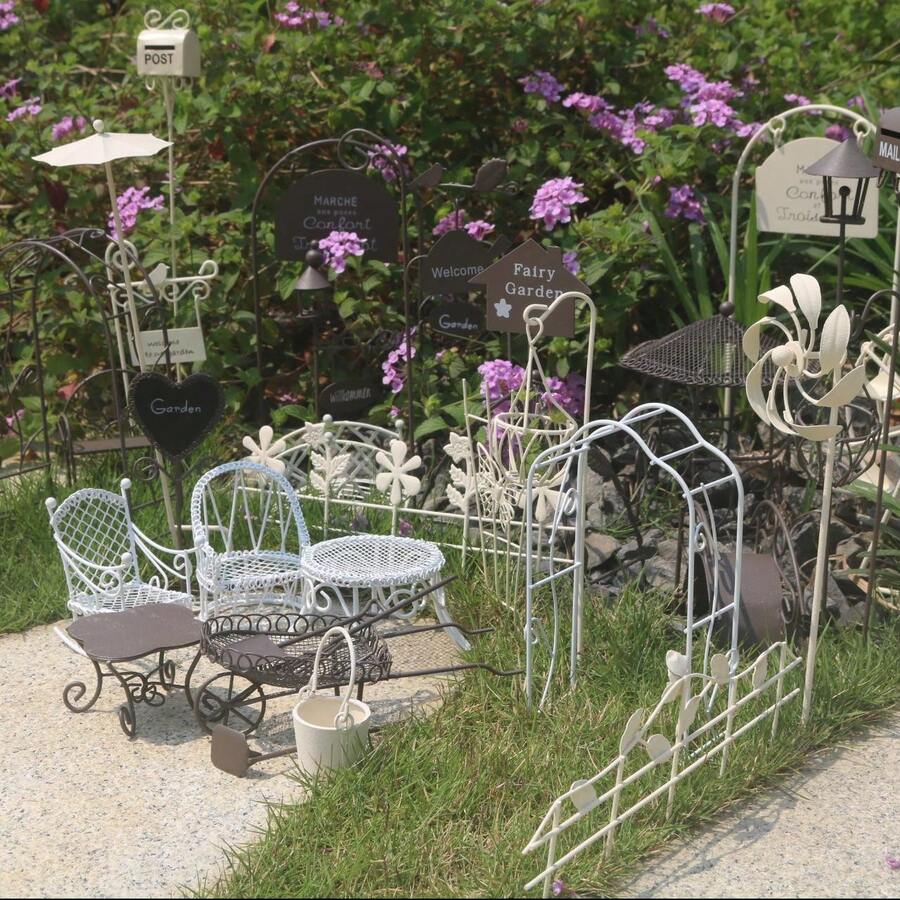 Accesorii pentru grădină de zâne, set de mobilier metalic în miniatură pentru decorarea ghivecilor de plante în aer liber și în interior, decor pentru casă de păpuși, mini masă și scaune, ornamente pentru ghiveci suculente, accesorii pentru micro-peisaj DIY, decorațiuni pentru casă de zâne, mobilier mic de grădină din fier cu arc, moară de vânt, indicator, cutie poștală, gard, umbrelă, coș de plantat