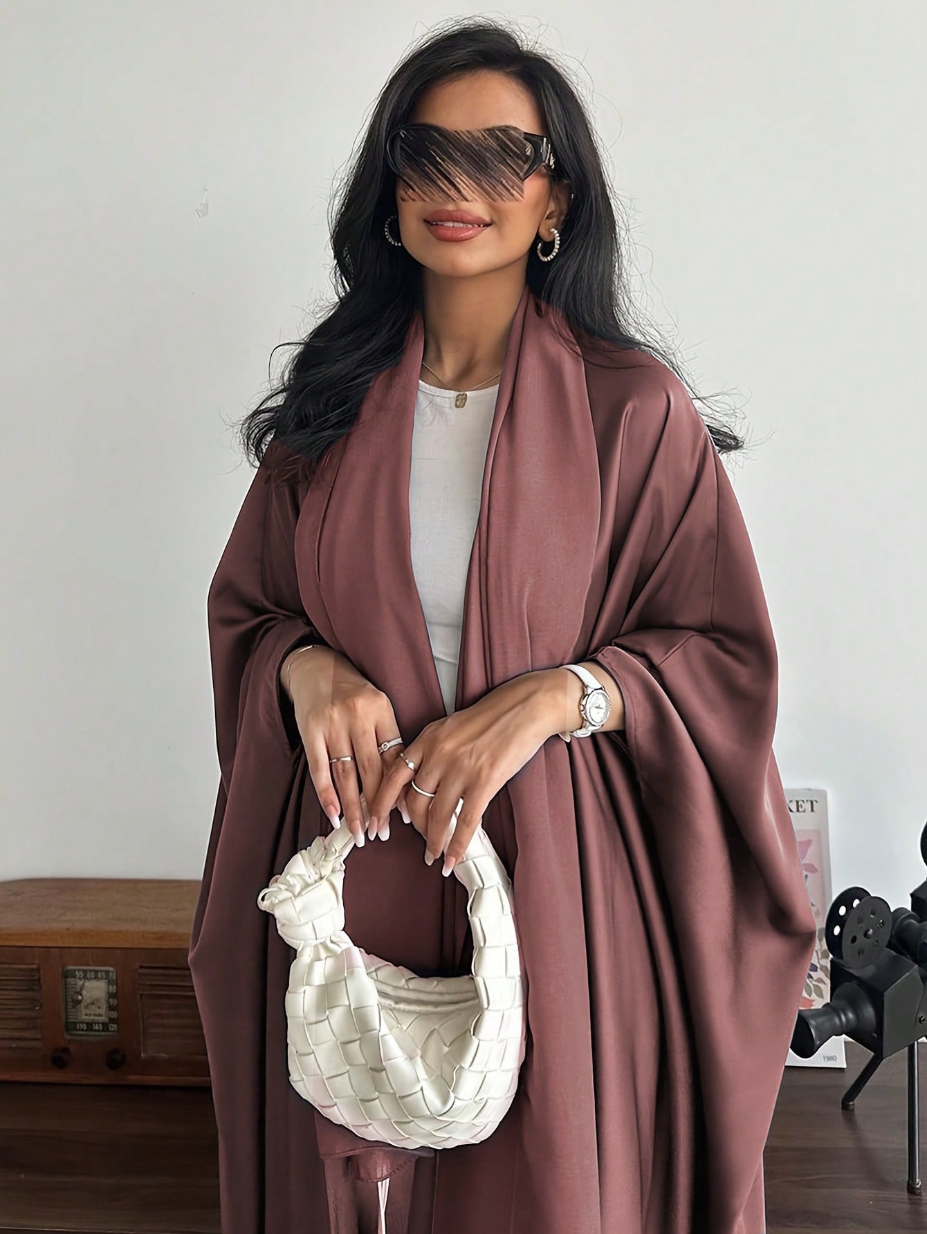عباءة فضفاضة طويلة بأكمام على شكل خفاش ذات لون ساد...