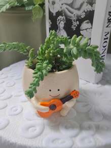 1 Stück süßer musik-thematischer Blumentopf aus Harz in einer süßen Form mit einer Gitarre und einer zarten Oberflächenstruktur. Geeignet für kleine Grünpflanzen oder Sukkulenten, passend zur Dekoration von warmen Schlafzimmer-Schreibtischen, Studienbereichen, Wohnumgebungen und für personalisierte Grünpflanzen
