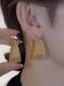 2 peças de brincos femininos retrô personalizados com textura geométrica de ferro, estilo europeu e americano, para uso em festas, brincos circulares de várias camadas com brincos circulares de alta qualidade, brincos dourados exagerados em formato de C