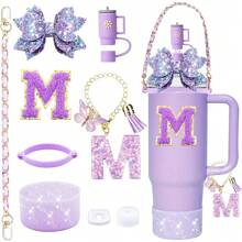 9 accesorios para vasos de 900 ml y 1100 ml con asa. Incluye cadena con iniciales, correa para el asa de la botella, lazo decorativo para la pajita, tapa para la pajita, funda para el vaso, tapón antiderrames, pegatina. Imprescindibles para San Valentín y útiles escolares.