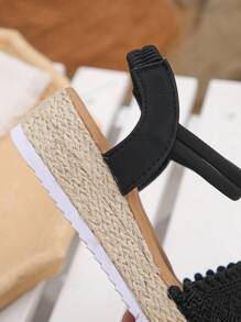 1 Par de sandalias con suela gruesa y negras, adecuadas para adolescentes y mujeres jóvenes (corren 1 talla grande), estilo bohemio retro para niños, sandalias de paja trenzada de verano, apropiadas para vacaciones y uso diario