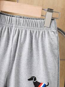 Set de două piese pentru băieți, stil sport, casual, cu un model cu câini mici, combinat cu un design cu dungi roșii, albe și albastre, set de tricou cu guler POLO, pantaloni scurți, confecționat din material confortabil, potrivit pentru ținute casual zilnice în aer liber, vara.