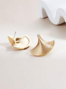 1pair Seashell Shaped Earrings For Women, High Fashion Wave & Feather Fan Shaped Earrings That Match Any Outfits, Popular In Europe And America