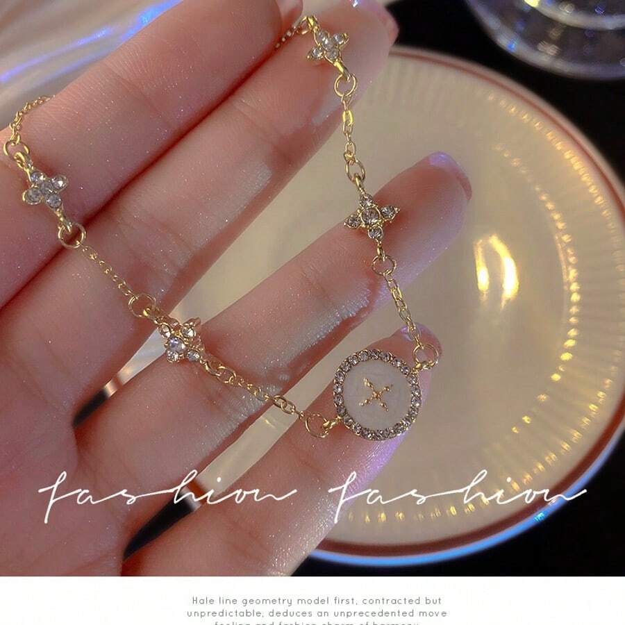 1 قطعة سوار من السلسلة وحامل القرص مزين بحجارة الراين بشكل نجمي متقاطع، أنيق ونسائي، مناسب للاستخدام اليومي وعناصر الحُلي والمجوهرات الغربية والإكسسوارات الشاطئية، والحفلات والصيف