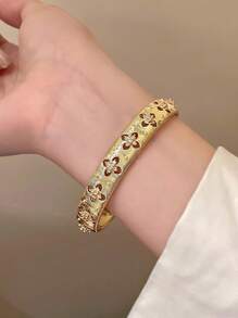 1 pieza Pulsera tipo brazalete vintage con flor de cuatro hojas de circonita para mujeres, estética delicada y lujosa, exclusivo