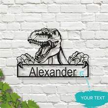 1件定制霸王龙金属墙饰牌 - 个性化姓名牌铁艺墙面装饰，适用于室内外家居装饰，是送给乔迁新居的恐龙爱好者的完美礼物，适合14岁以上人群，也可用于返校季和办公室装饰。