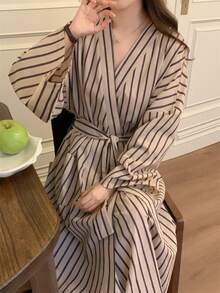 女士简约欧式长袖睡袍/和服，条纹长款休闲家居服，轻盈纯色，春秋新款，舒适 V 领长袖浴袍，带口袋，开学季适用 - 杏色條紋 - 查看 1