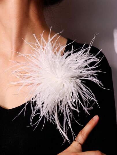 1 pieza Broche de pluma artificial de unicolor elegante y exagerado, pasador de decoración para vestido de bikini de verano, mochila para la escuela, oficina, camisas, chaquetas, joyería, ropa de Halloween, regalos divertidos y lindos para maestros, accesorios de disfraz, encantos de bolso