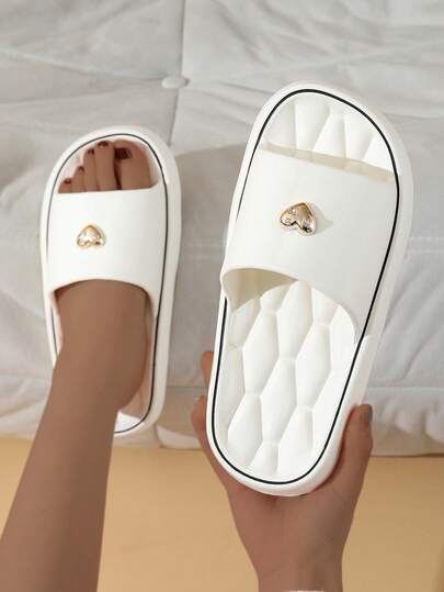 Chinelos femininos de verão com tiras planas, sandálias casuais de praia com design de coração para casal, respiráveis em EVA, leves e para ambientes internos/externos