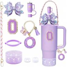 9 accesorios para vasos de 900 ml y 1100 ml con asa. Incluye cadena con iniciales, correa para el asa de la botella, lazo decorativo para la pajita, tapa para la pajita, funda para el vaso, tapón antiderrames, pegatina. Imprescindibles para San Valentín y útiles escolares.