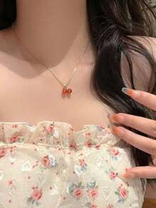 1 pièce Collier pendentif de cerise rouge haut de gamme pour femmes, simple et délicat, et élégant avec chaîne de clavicule