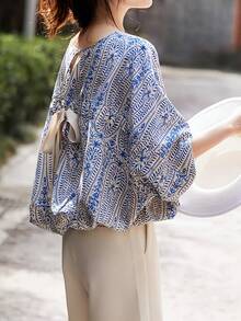 Elegancka bluzka z krótkim rękawem i nadrukiem kwiatowym w dużym rozmiarze, rękawy typu "lato" i okrągły dekolt – luźny krój, poliester, kwiatowy wzór dla kobiet, idealna na wiosnę/lato, odzież na zewnątrz, bluzka z rękawami typu "lato"