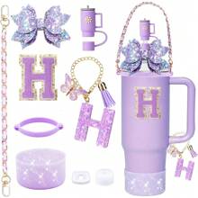 9 accesorios para vasos de 900 ml y 1100 ml con asa. Incluye cadena con iniciales, correa para el asa de la botella, lazo decorativo para la pajita, tapa para la pajita, funda para el vaso, tapón antiderrames, pegatina. Imprescindibles para San Valentín y útiles escolares.