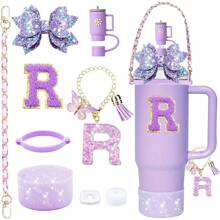 9 accesorios para vasos de 900 ml y 1100 ml con asa. Incluye cadena con iniciales, correa para el asa de la botella, lazo decorativo para la pajita, tapa para la pajita, funda para el vaso, tapón antiderrames, pegatina. Imprescindibles para San Valentín y útiles escolares.