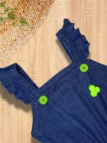Macaquinho infantil jeans com babados e botões coloridos leve elástico na cintura e babados