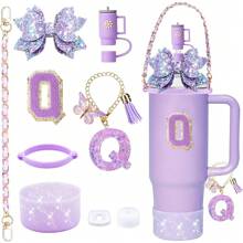 9 accesorios para vasos de 900 ml y 1100 ml con asa. Incluye cadena con iniciales, correa para el asa de la botella, lazo decorativo para la pajita, tapa para la pajita, funda para el vaso, tapón antiderrames, pegatina. Imprescindibles para San Valentín y útiles escolares.