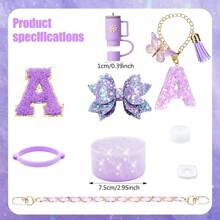 9 accesorios para vasos de 900 ml y 1100 ml con asa. Incluye cadena con iniciales, correa para el asa de la botella, lazo decorativo para la pajita, tapa para la pajita, funda para el vaso, tapón antiderrames, pegatina. Imprescindibles para San Valentín y útiles escolares.