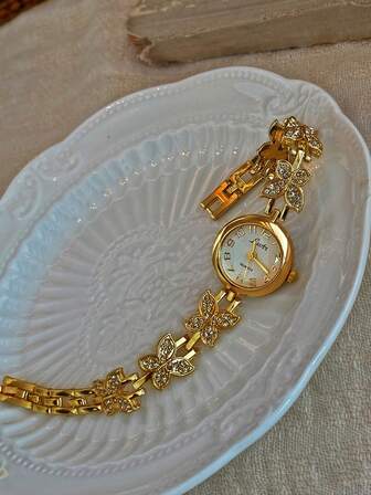 一款法式镀金镶钻蝴蝶造型女士石英腕表，精致优雅，时尚复古，适合日常佩戴、派对、节日等场合，亦可作为腕间配饰、生日或节日礼物。