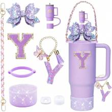 9 accesorios para vasos de 900 ml y 1100 ml con asa. Incluye cadena con iniciales, correa para el asa de la botella, lazo decorativo para la pajita, tapa para la pajita, funda para el vaso, tapón antiderrames, pegatina. Imprescindibles para San Valentín y útiles escolares.