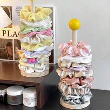 简约时尚的木质发夹收纳架，适用于卧室梳妆台、化妆桌等多种场合。主体采用天然木色，无多余图案，保留木材的天然纹理。圆柱形框架，分层设计，方便取用。表面光滑无毛刺，圆角设计不会损伤发饰。集收纳和展示功能于一体，可整齐收纳发圈、发带、发夹等发饰。 - 彩色 - 查看 8