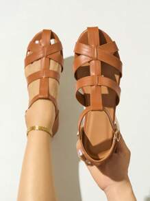 Nuevas sandalias romanas planas para mujer para exteriores, sandalias de mujer con decoración metálica en marrón, de punta redonda, de suela gruesa antideslizante, de varios tamaños, sandalias casuales, de paseo, de fiesta, bohemias y elegantes con hebilla para mujer