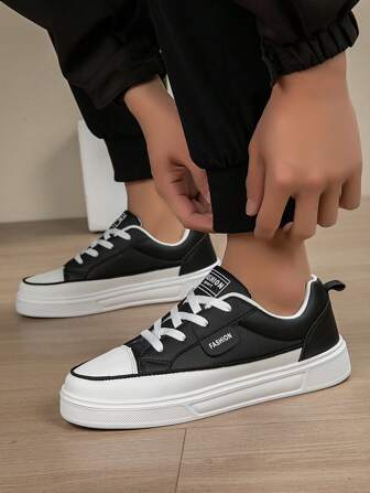 Chaussures de skate en canevas noir et blanc. Classiques, antidérapantes, résistantes à l'usure, légères et basses. Convient aux hommes et aux femmes, amateurs de campus. Noir et blanc, convient aux étudiants, cadeaux, festivals et campus