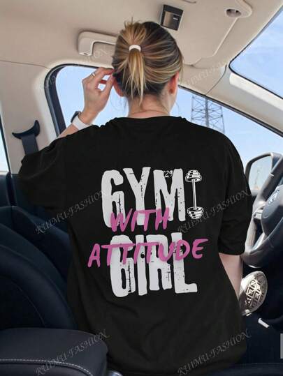 Camiseta gráfica de mujer "Gym With Attitude" - Camiseta de punto casual negra con estampado de letras en rosa y blanco, de manga corta, cuello redondo, de poliéster, apta para todas las temporadas, para uso casual | Estampado juguetón | Estructura de punto, ropa de fitness