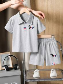 Set de două piese pentru băieți, stil sport, casual, cu un model cu câini mici, combinat cu un design cu dungi roșii, albe și albastre, set de tricou cu guler POLO, pantaloni scurți, confecționat din material confortabil, potrivit pentru ținute casual zilnice în aer liber, vara.