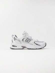 穿上 New Balance 530 白银海军蓝男士运动鞋，尽享全天候舒适与经典风格。这款运动鞋采用透气白色网眼鞋面，搭配金属银色和光滑白色皮革覆面，轻盈支撑，尽显时尚气息。标志性的灰色 New Balance Logo 以海军蓝勾勒轮廓，在鞋侧形成醒目的对比。白色和灰色相间的 ABZORB 缓震鞋底提供灵敏的缓震、稳定性和舒适度，适合日常穿着、健身房锻炼、通勤、运动训练和下班后休闲活动。系带设计确保稳固贴合，百搭的鞋型轻松搭配休闲和运动服饰。 - 白色/天然靛藍 - 查看 3