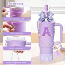 9 accesorios para vasos de 900 ml y 1100 ml con asa. Incluye cadena con iniciales, correa para el asa de la botella, lazo decorativo para la pajita, tapa para la pajita, funda para el vaso, tapón antiderrames, pegatina. Imprescindibles para San Valentín y útiles escolares.