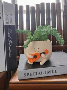 1 Stück süßer musik-thematischer Blumentopf aus Harz in einer süßen Form mit einer Gitarre und einer zarten Oberflächenstruktur. Geeignet für kleine Grünpflanzen oder Sukkulenten, passend zur Dekoration von warmen Schlafzimmer-Schreibtischen, Studienbereichen, Wohnumgebungen und für personalisierte Grünpflanzen