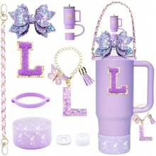 9 accesorios para vasos de 900 ml y 1100 ml con asa. Incluye cadena con iniciales, correa para el asa de la botella, lazo decorativo para la pajita, tapa para la pajita, funda para el vaso, tapón antiderrames, pegatina. Imprescindibles para San Valentín y útiles escolares.