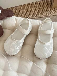 Zapatos planos de moda de verano 2025 para niñas, estilo vintage elegante con tela de malla, bordado de perlas y detalles de malla